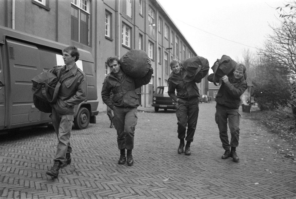 Mobilisatieoefening Donderslag militairen met plunjezak melden zich bij een van, Bestanddeelnr 934-1357