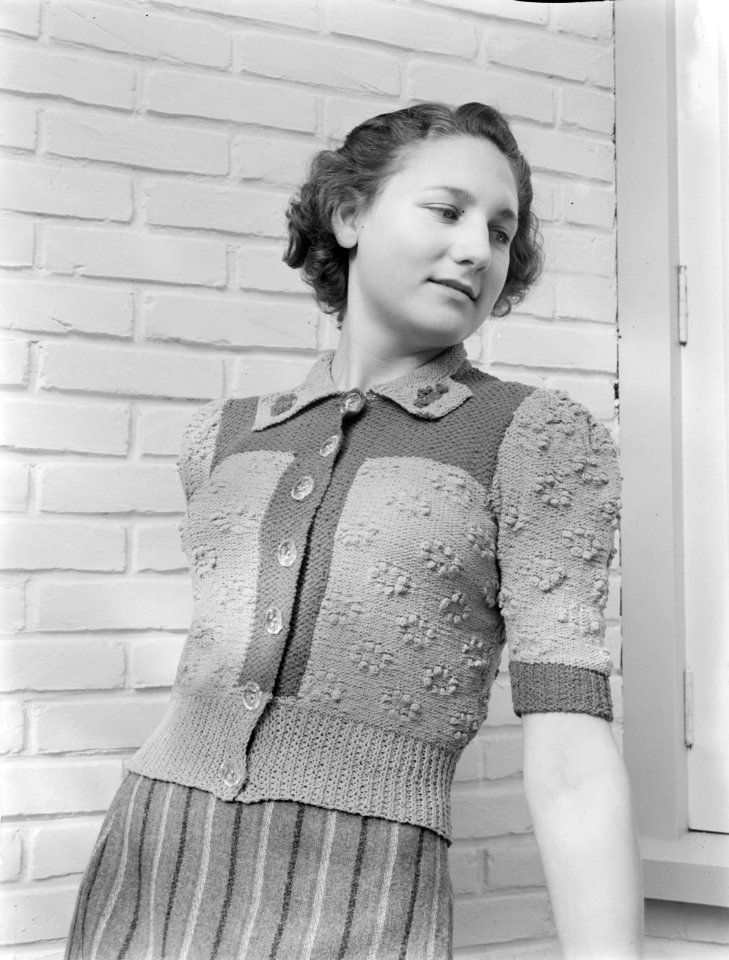 Model (stiefdochter Hans) in een gebreid vestje, Bestanddeelnr 190-0907