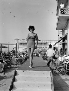 Modeshow bij Hotel Bouwens in Zandvoort, Bestanddeelnr 907-2457