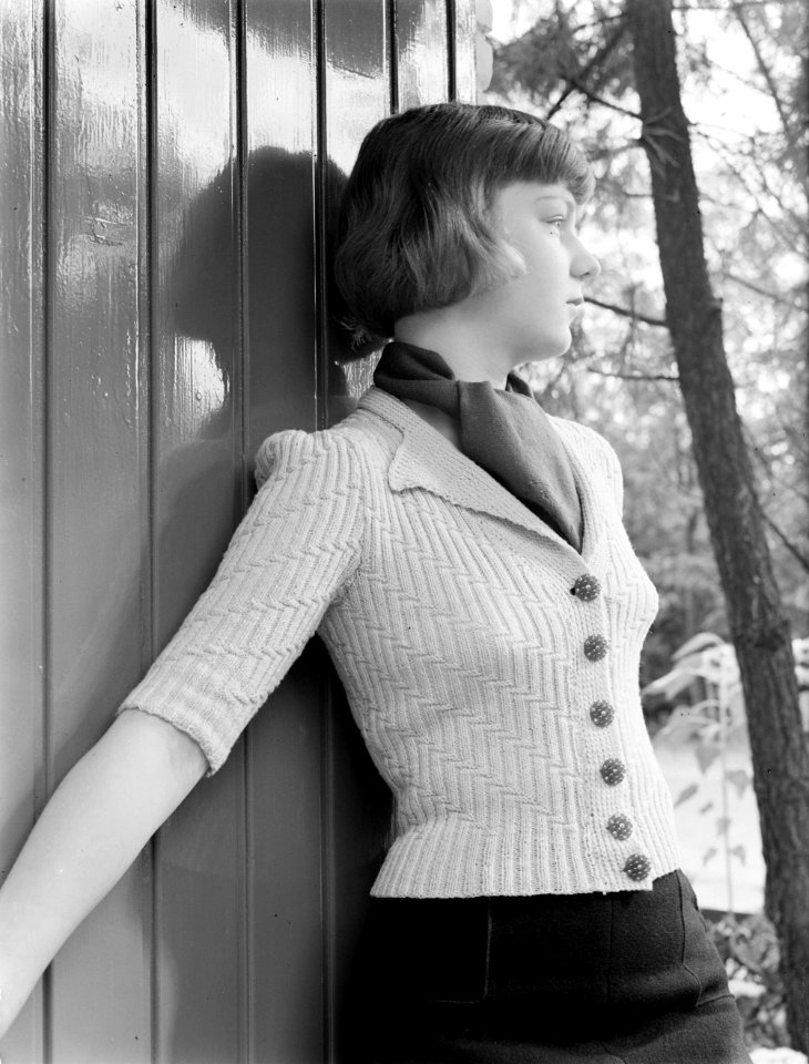 Model (stiefdochter Renée) in een gebreid vestje, Bestanddeelnr 190-0902