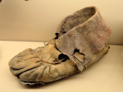 Moccasin, 1225 - 1275 AD, Promontory Cave I, Utah, bison hide with hair turned inside - Natural History Museum of Utah - DSC07295