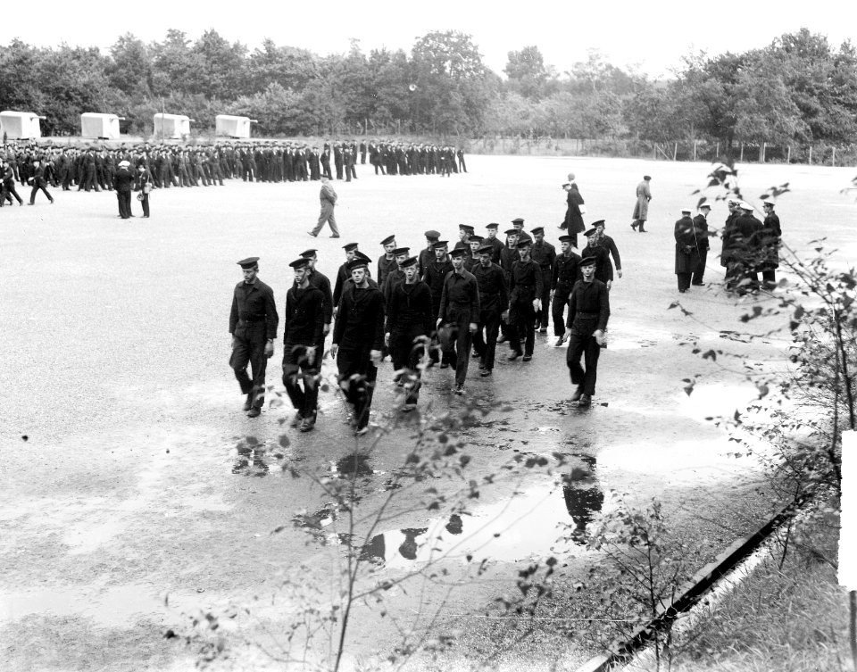 MOC Hilversum. Matrozen worden afgericht, Bestanddeelnr 903-0196