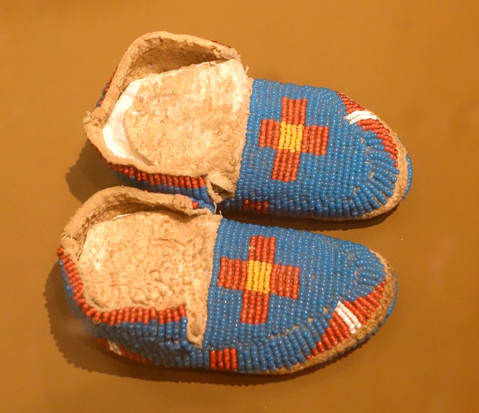 Moccasins with beadwork, Assiniboin, c. 1890 - Ethnological Museum, Berlin - DSC01116
