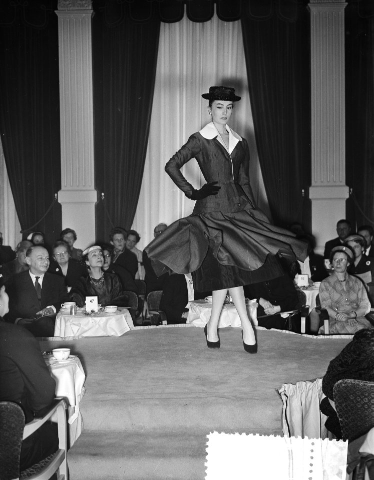 Modeshow mannequins Fath ten bate van het Koningin Wilhelmina Fonds, Bestanddeelnr 907-0516