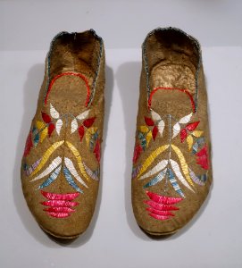 Moccasins, Santee Sioux, c. 1890, porcupine quill, hide - Portland Art Museum - Portland, Oregon - DSC09127