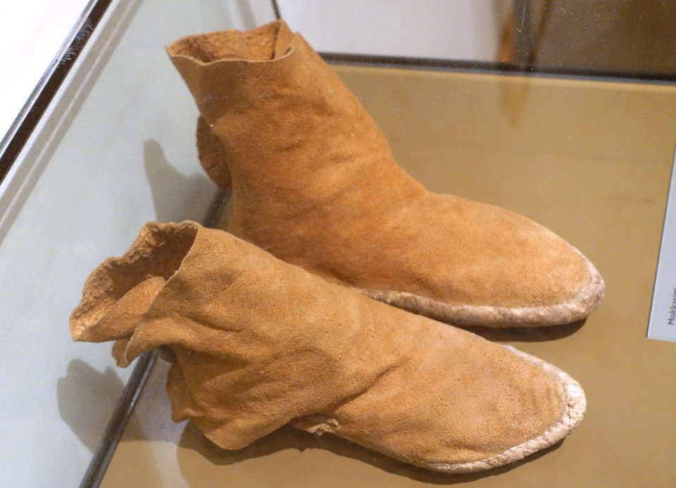 Moccasins with high leg, Navajo, c. 1900 - Ethnological Museum, Berlin - DSC01117