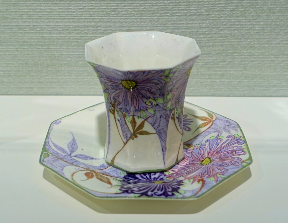 Mocha cup by J. Jurriaan Kok (form) & J. M. van Rossum (decoration), Haagsche Plateelbakkerij, Rozenburg, Den Haag, 1904, porcelain - Hessisches Landesmuseum Darmstadt - Darmstadt, Germany - DSC00818