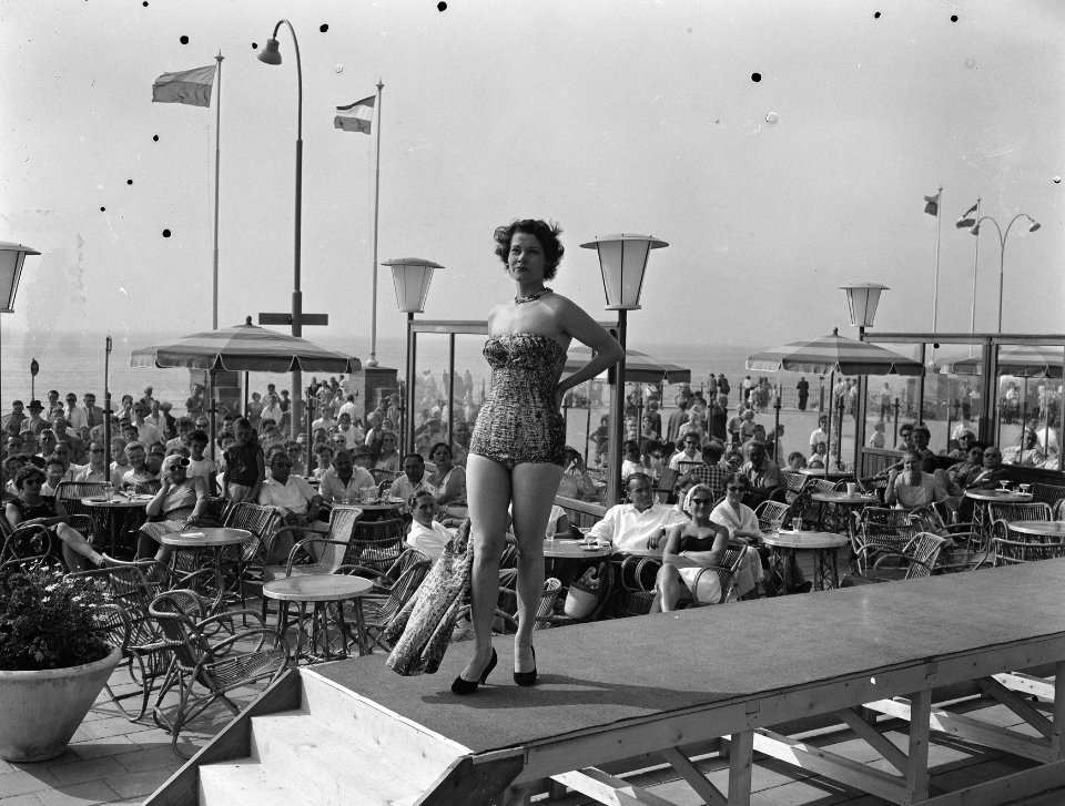Modeshow bij Hotel Bouwens in Zandvoort, Bestanddeelnr 907-2456
