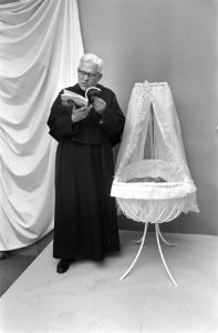Modefotograaf Hans Dukkers geeft fotoboek uit. Pater Leopold Verhagen met het bo, Bestanddeelnr 921-8777