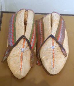 Moccasins with silk band applications, Southeastern Woodlands, c. 1830-1840 - Ethnological Museum, Berlin - DSC01110