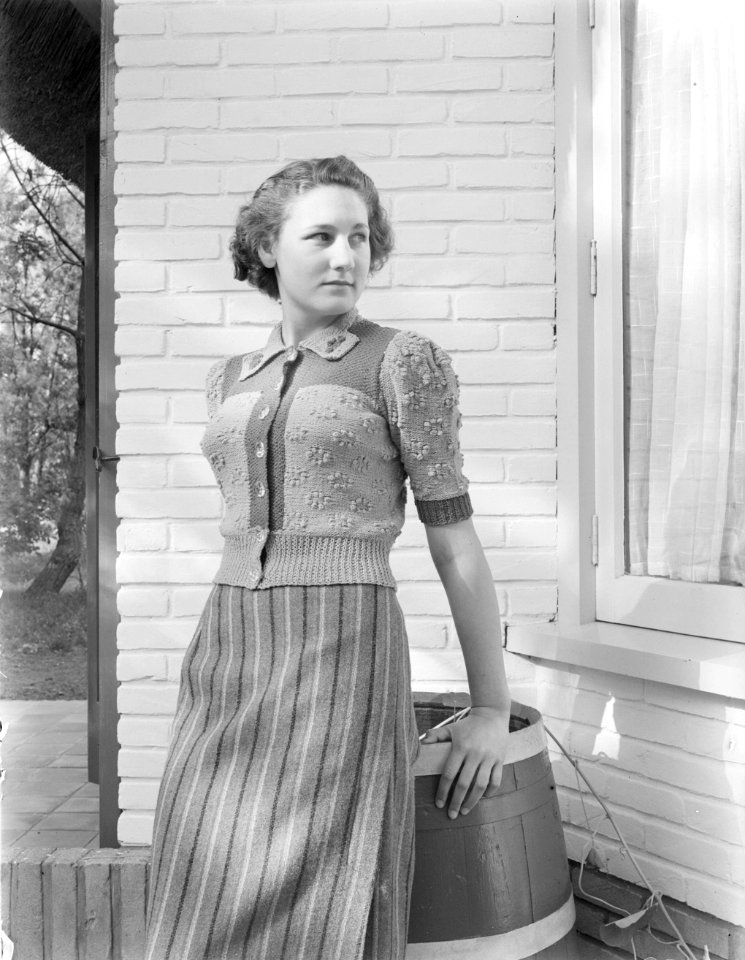 Model (stiefdochter Hans) in een gebreid vestje, Bestanddeelnr 190-0906
