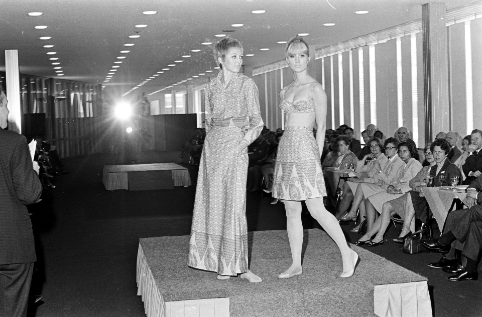 Mode, modeshows, modellen, mannequins, hr. van der Laag, Bestanddeelnr 920-4134