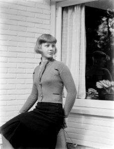 Model (stiefdochter Renée) in een gebreid vestje, Bestanddeelnr 190-0910