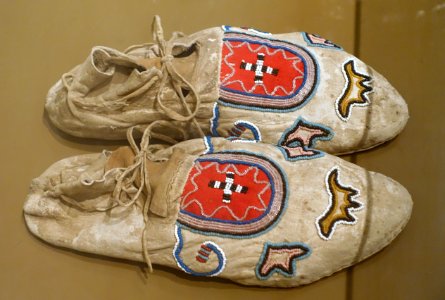 Moccasins with beadwork and red cloth, Jicarilla Apache, c. 1870 - Ethnological Museum, Berlin - DSC01114