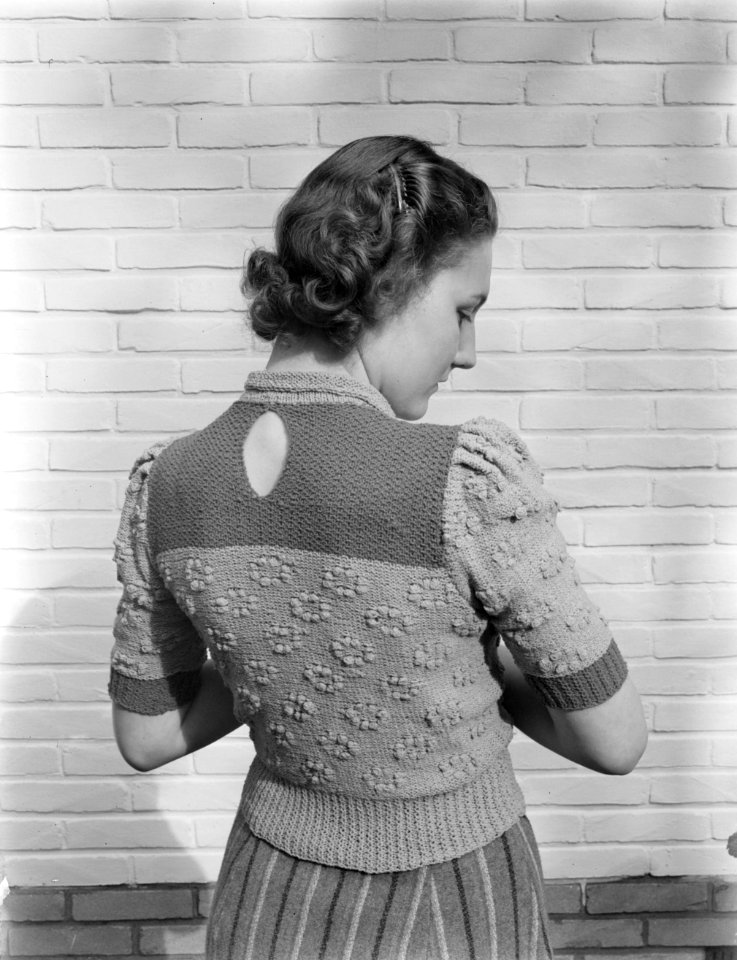 Model (stiefdochter Hans) in een gebreid vestje, Bestanddeelnr 190-0909
