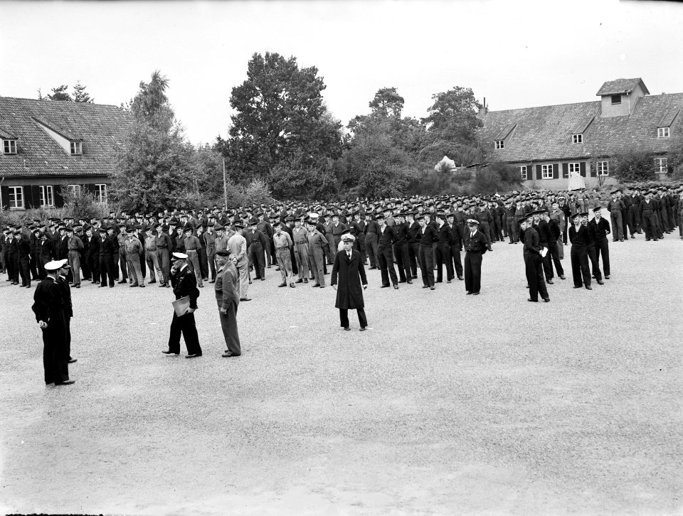 MOC Hilversum. Matrozen worden afgericht. Grote groep, Bestanddeelnr 903-0197