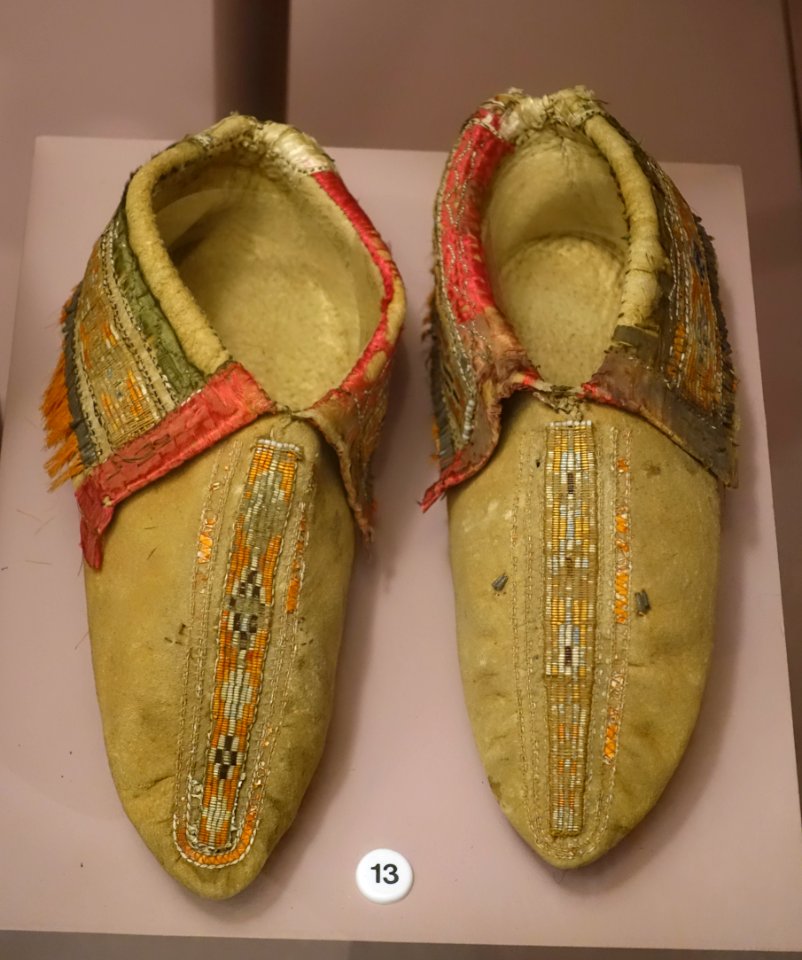 Moccasins, Cree, collected before 1795, deerskin, porcupine quillwork, imported silk - Native American collection - Peabody Museum, Harvard University - DSC05836