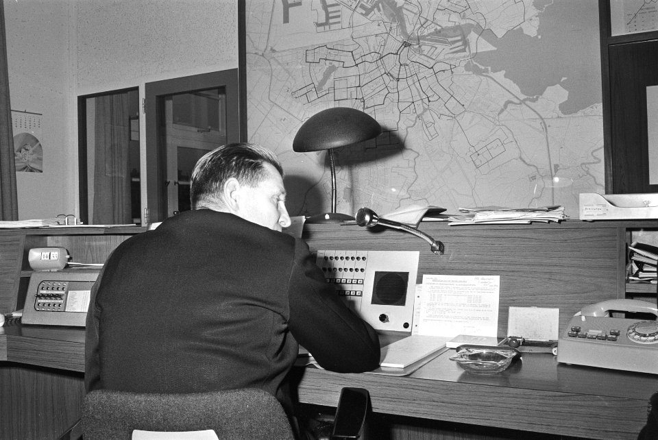 Mobilofoon op tramlijn zeventien en dertien, Amsterdam tramcentrale met mobilof, Bestanddeelnr 924-0748