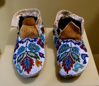 Moccasins, Ojibwa, c. 1890, glass beads, hide - Portland Art Museum - Portland, Oregon - DSC09144