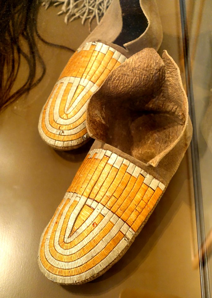 Moccasins with quillwork, Upper Missouri, c. 1830 - Ethnological Museum, Berlin - DSC01082