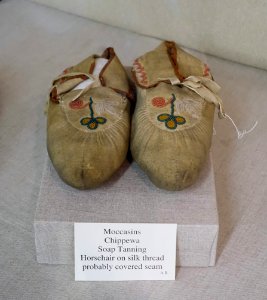 Moccasins, Chippewa, soap tanning, horsehair on silk thread, probably covered seam - Robbins Museum - Middleborough, Massachusetts - DSC03905