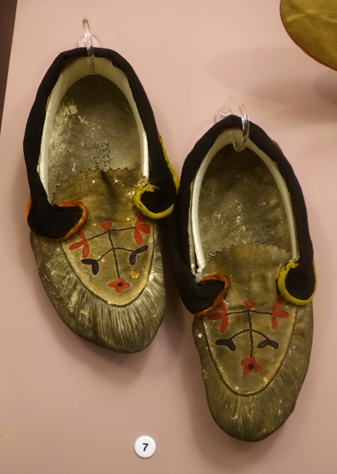 Moccasins, Naskapi, collected in the early 20th century - Native American collection - Peabody Museum, Harvard University - DSC05830