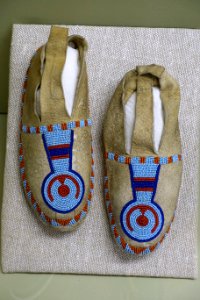 Moccasins, Crow, keyhole design possibly Blackfeet, c. 1900 - Robbins Museum - Middleborough, Massachusetts - DSC03913