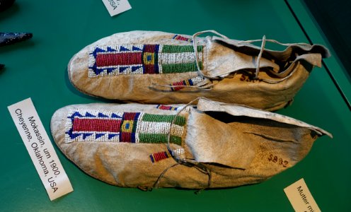 Moccasins, Cheyenne, Oklahoma, USA, c. 1900, leather, beads - Naturhistorisches Museum Nürnberg - Nuremberg, Germany - DSC04113