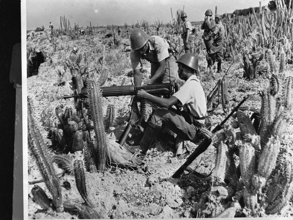 Mixed Dutch and native machinegun squads. Note the abundant cactus growth, typic, Bestanddeelnr 935-1408