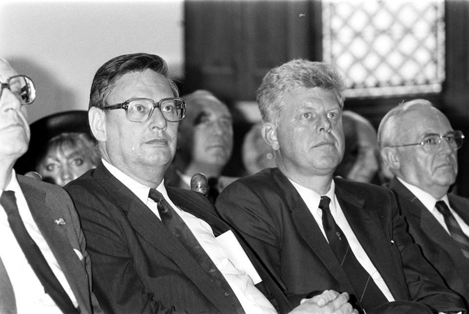 Mminister van Aardenne (Economische Zaken) (l) en voorzitter Duisenberg, Bestanddeelnr 932-6160