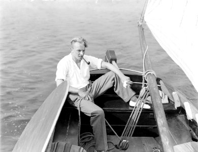 Model Grummels aan het roer van een zeilboot, Bestanddeelnr 252-0933