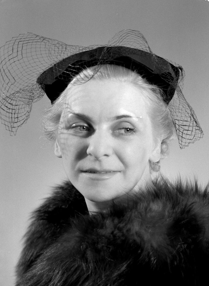 Model Hélène Sorbier met hoed, Bestanddeelnr 191-0525