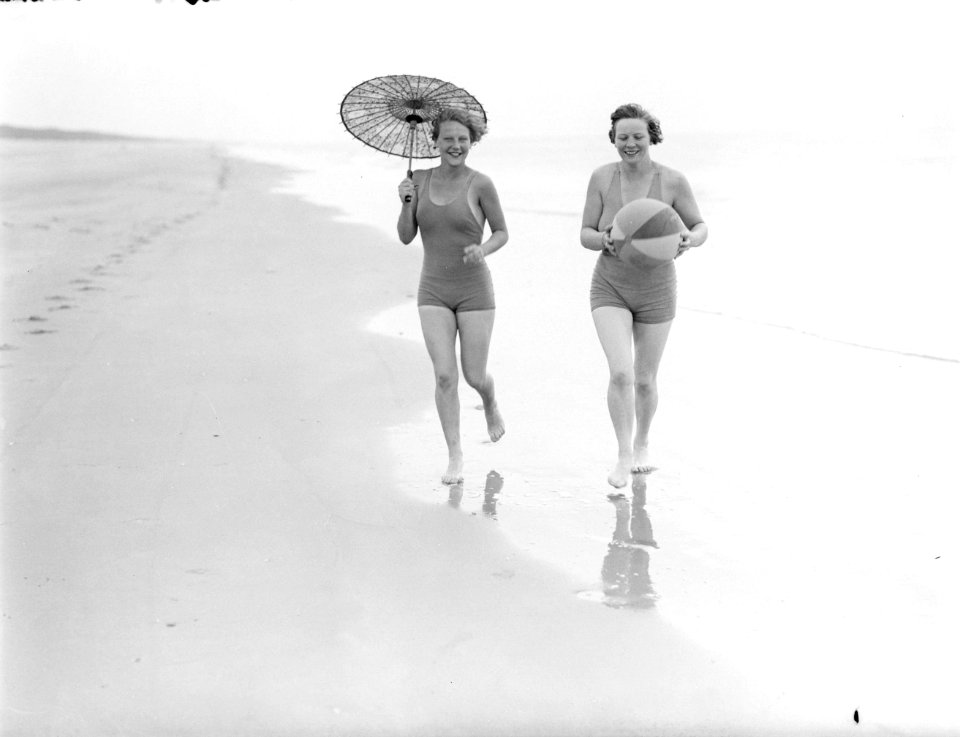 Model Eva Waldschmidt (met parasol) en Van de Polls vrouw Nell Langlais lopen la, Bestanddeelnr 252-0785