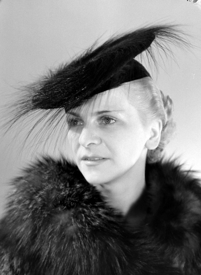 Model Hélène Sorbier met hoed, Bestanddeelnr 191-0524