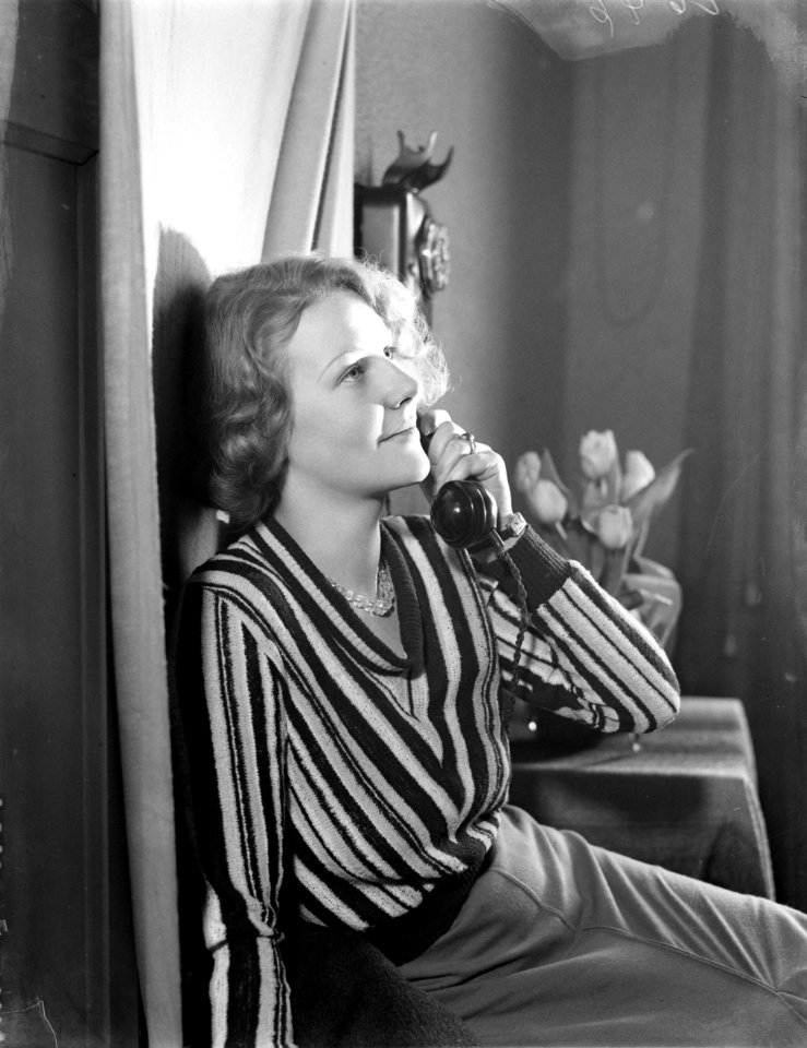 Model Eva Waldschmidt aan de telefoon, Bestanddeelnr 252-1112