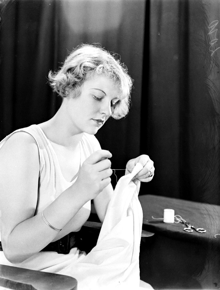 Model Eva Waldschmidt naait, Bestanddeelnr 252-1420
