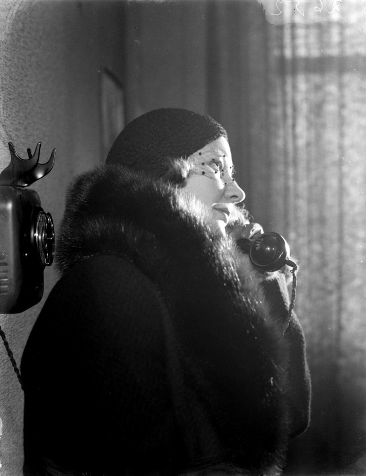 Model Eva Waldschmidt aan de telefoon, Bestanddeelnr 252-1118