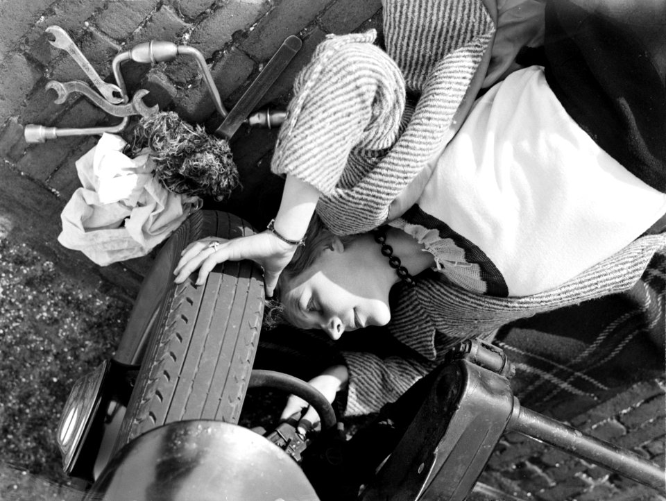 Model Eva Waldschmidt onder een auto, Bestanddeelnr 189-0305