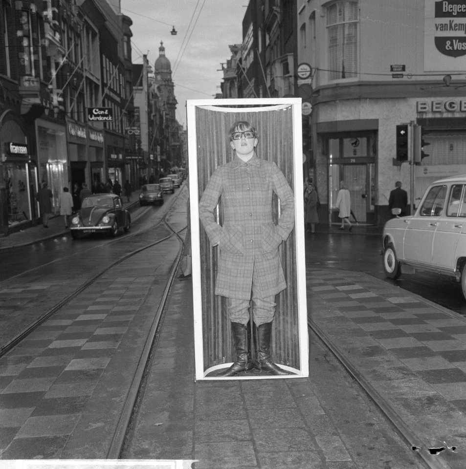 Model tijdens het poseren op straat, Bestanddeelnr 918-3951