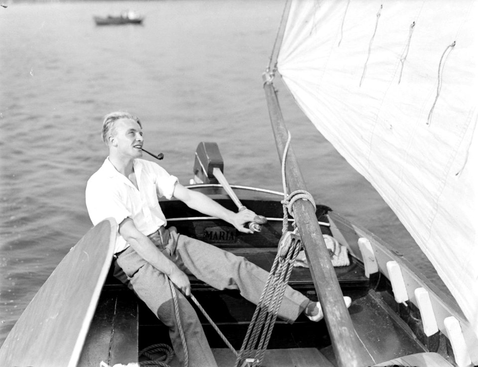 Model Grummels aan het roer van een zeilboot, Bestanddeelnr 252-0926