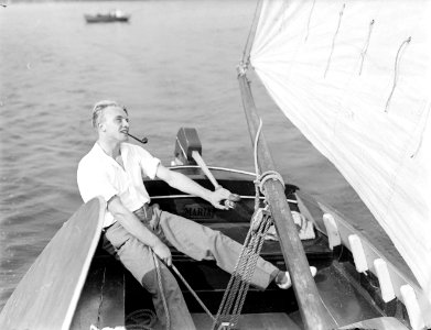 Model Grummels aan het roer van een zeilboot, Bestanddeelnr 252-0926