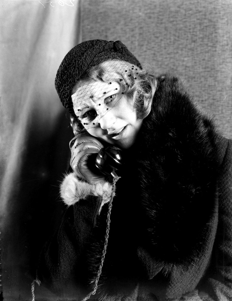 Model Eva Waldschmidt aan de telefoon, Bestanddeelnr 252-1117