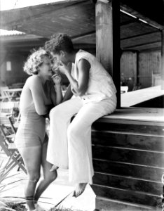 Model Eva Waldschmidt (l) en onbekende vrouw steken sigaretten aan, Bestanddeelnr 252-0896