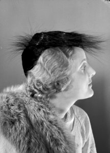 Model Hélène Sorbier met hoed, Bestanddeelnr 191-0520