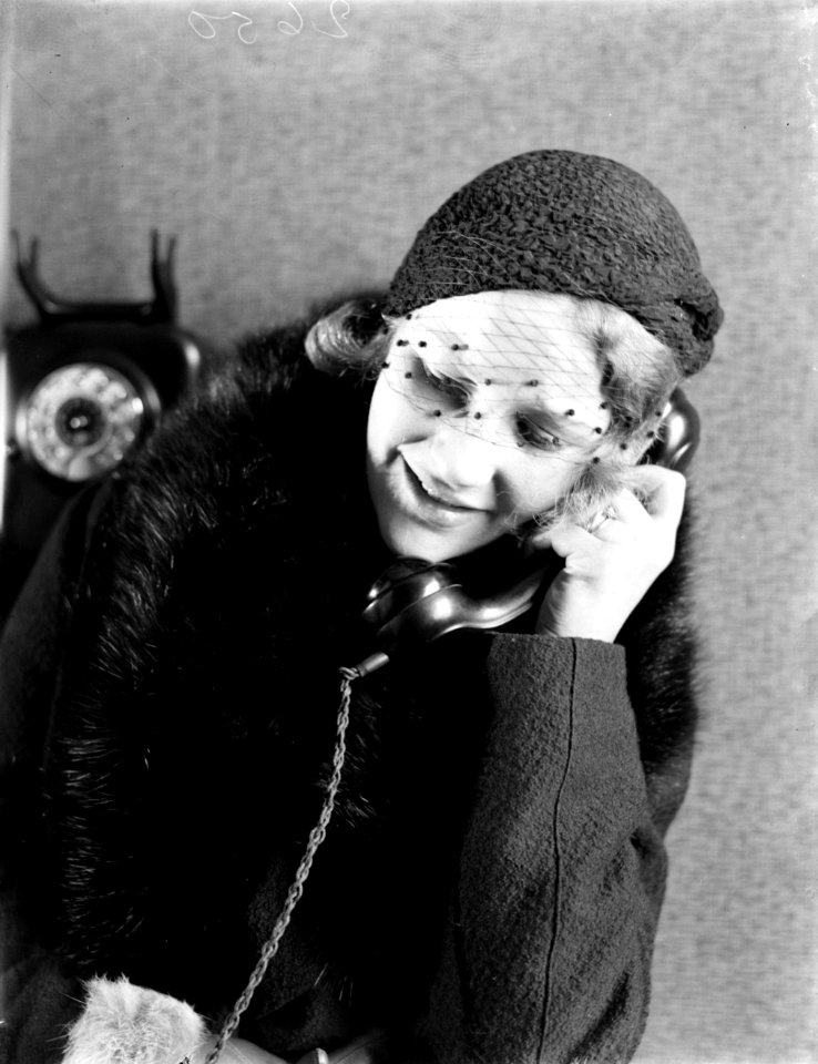 Model Eva Waldschmidt aan de telefoon, Bestanddeelnr 252-1116
