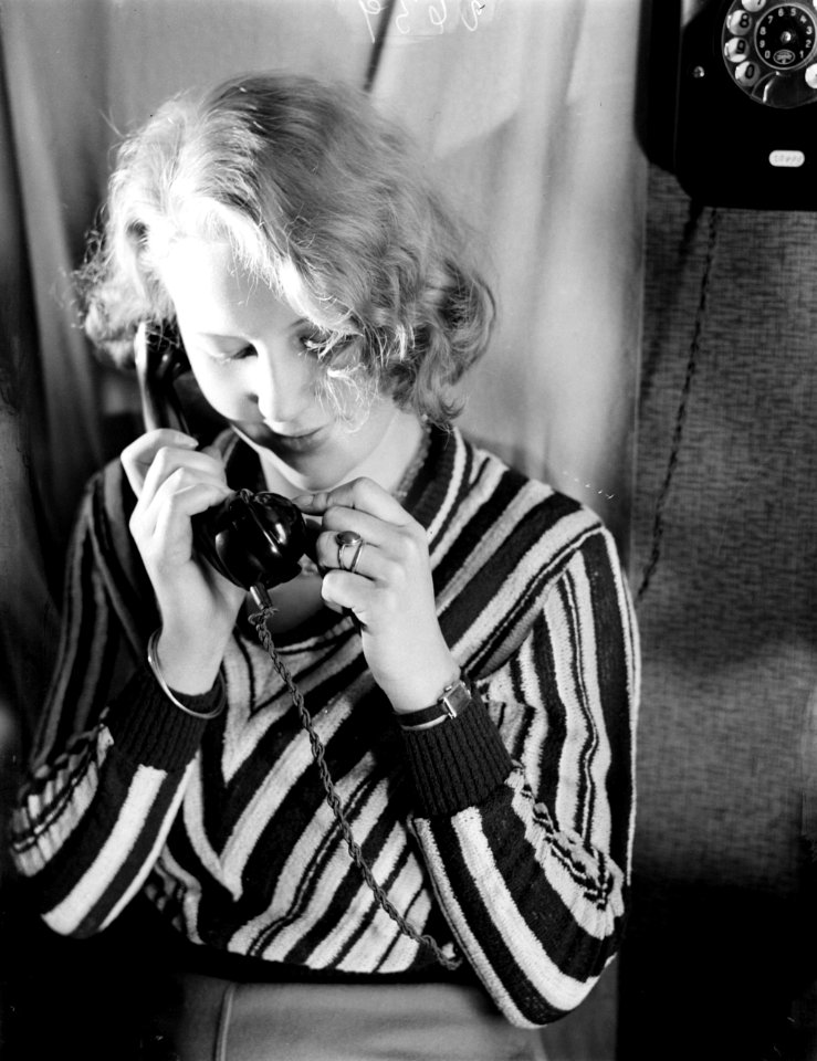 Model Eva Waldschmidt aan de telefoon, Bestanddeelnr 252-1105