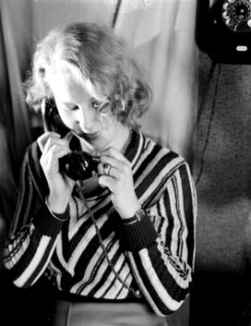 Model Eva Waldschmidt aan de telefoon, Bestanddeelnr 252-1105