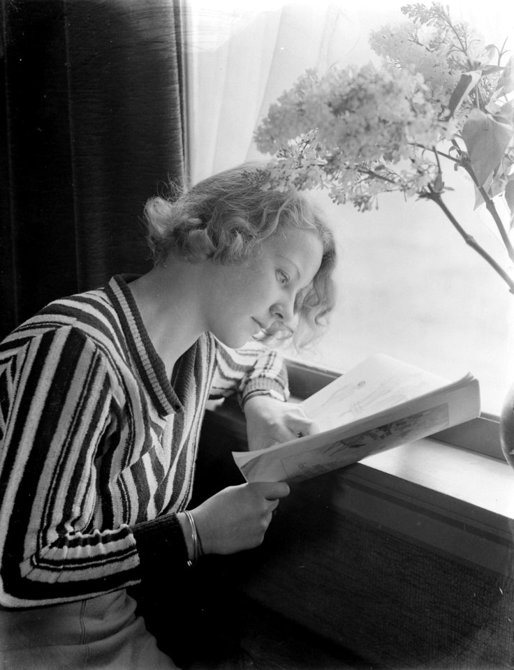 Model Eva Waldschmidt leest een tijdschrift bij het raam, Bestanddeelnr 252-1135