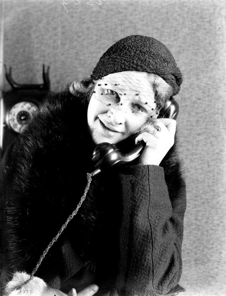 Model Eva Waldschmidt aan de telefoon, Bestanddeelnr 252-1115