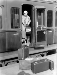 Model Eva Waldschmidt met haar koffer in de deur van een treincoupé, Bestanddeelnr 189-1270